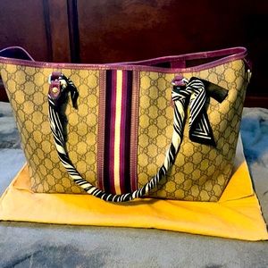 Gucci Tote Limited edition with purple  lining and straps. Used , no cracks